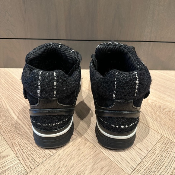 Chanel men high tops in quilted fabric and suede. Like new condition. Size 44 - Picture 3 of 4